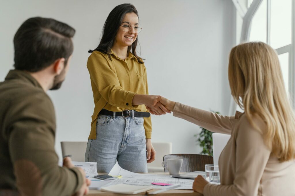 femmes-d-affaires-se-serrant-la-main-au-travail-1536x1025