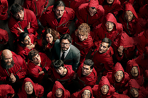 Personajes de La Casa de Papel reunidos en grupo, imagen que ilustra la organización de un reclutamiento masivo.